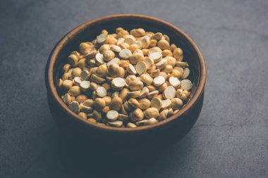 Kızarmış Split Nohut Daliya / Dalia veya Chana Dal, Hindistan 'da popüler sağlıklı bir yol kenarı atıştırmalığıdır.