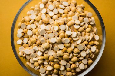 Kızarmış Split Nohut Daliya / Dalia veya Chana Dal, Hindistan 'da popüler sağlıklı bir yol kenarı atıştırmalığıdır.