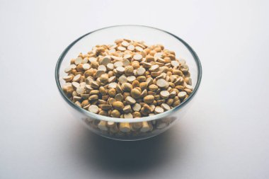 Kızarmış Split Nohut Daliya / Dalia veya Chana Dal, Hindistan 'da popüler sağlıklı bir yol kenarı atıştırmalığıdır.