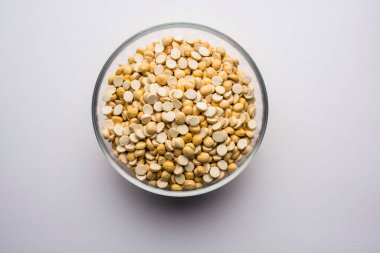 Kızarmış Split Nohut Daliya / Dalia veya Chana Dal, Hindistan 'da popüler sağlıklı bir yol kenarı atıştırmalığıdır.