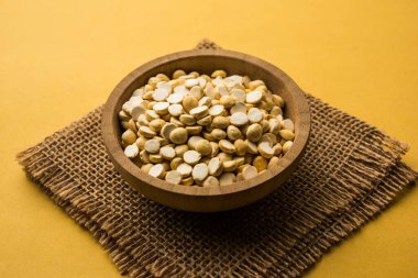 Kızarmış Split Nohut Daliya / Dalia veya Chana Dal, Hindistan 'da popüler sağlıklı bir yol kenarı atıştırmalığıdır.