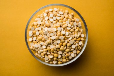 Kızarmış Split Nohut Daliya / Dalia veya Chana Dal, Hindistan 'da popüler sağlıklı bir yol kenarı atıştırmalığıdır.