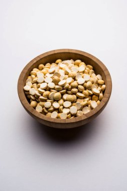 Kızarmış Split Nohut Daliya / Dalia veya Chana Dal, Hindistan 'da popüler sağlıklı bir yol kenarı atıştırmalığıdır.