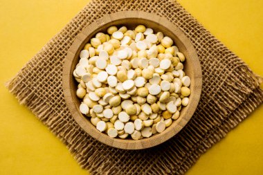 Kızarmış Split Nohut Daliya / Dalia veya Chana Dal, Hindistan 'da popüler sağlıklı bir yol kenarı atıştırmalığıdır.