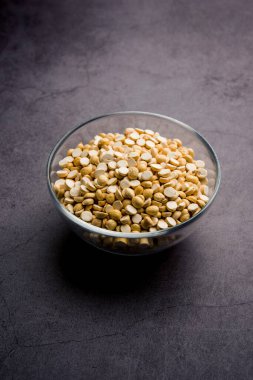 Kızarmış Split Nohut Daliya / Dalia veya Chana Dal, Hindistan 'da popüler sağlıklı bir yol kenarı atıştırmalığıdır.