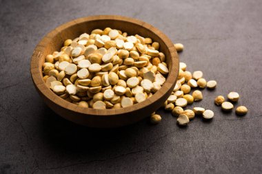 Kızarmış Split Nohut Daliya / Dalia veya Chana Dal, Hindistan 'da popüler sağlıklı bir yol kenarı atıştırmalığıdır.