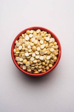 Kızarmış Split Nohut Daliya / Dalia veya Chana Dal, Hindistan 'da popüler sağlıklı bir yol kenarı atıştırmalığıdır.