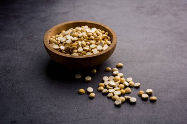 Kızarmış Split Nohut Daliya / Dalia veya Chana Dal, Hindistan 'da popüler sağlıklı bir yol kenarı atıştırmalığıdır.