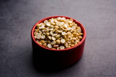 Kızarmış Split Nohut Daliya / Dalia veya Chana Dal, Hindistan 'da popüler sağlıklı bir yol kenarı atıştırmalığıdır.