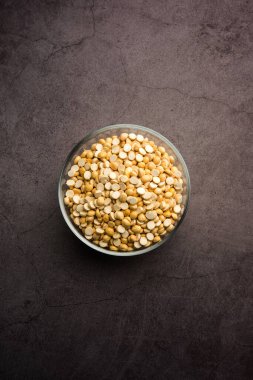 Kızarmış Split Nohut Daliya / Dalia veya Chana Dal, Hindistan 'da popüler sağlıklı bir yol kenarı atıştırmalığıdır.