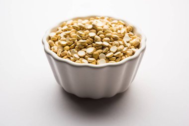 Kızarmış Split Nohut Daliya / Dalia veya Chana Dal, Hindistan 'da popüler sağlıklı bir yol kenarı atıştırmalığıdır.