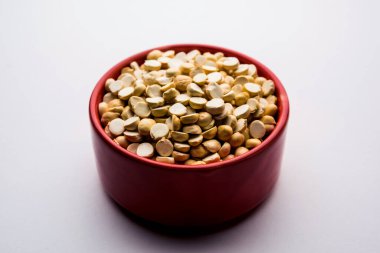 Kızarmış Split Nohut Daliya / Dalia veya Chana Dal, Hindistan 'da popüler sağlıklı bir yol kenarı atıştırmalığıdır.