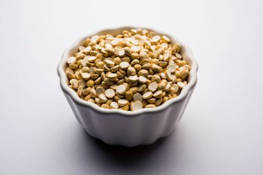 Kızarmış Split Nohut Daliya / Dalia veya Chana Dal, Hindistan 'da popüler sağlıklı bir yol kenarı atıştırmalığıdır.