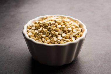 Kızarmış Split Nohut Daliya / Dalia veya Chana Dal, Hindistan 'da popüler sağlıklı bir yol kenarı atıştırmalığıdır.