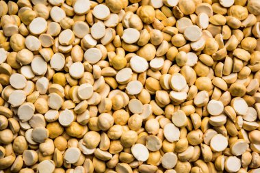 Kızarmış Split Nohut Daliya / Dalia veya Chana Dal, Hindistan 'da popüler sağlıklı bir yol kenarı atıştırmalığıdır.