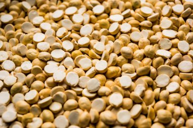 Kızarmış Split Nohut Daliya / Dalia veya Chana Dal, Hindistan 'da popüler sağlıklı bir yol kenarı atıştırmalığıdır.