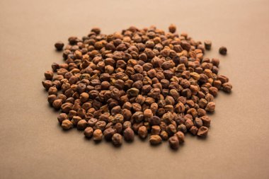 Siyah Bezelye ya da Kala Chana bir kasede, seçici bir odak