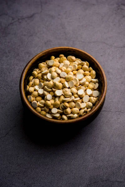 Kızarmış Split Nohut Daliya / Dalia veya Chana Dal, Hindistan 'da popüler sağlıklı bir yol kenarı atıştırmalığıdır.