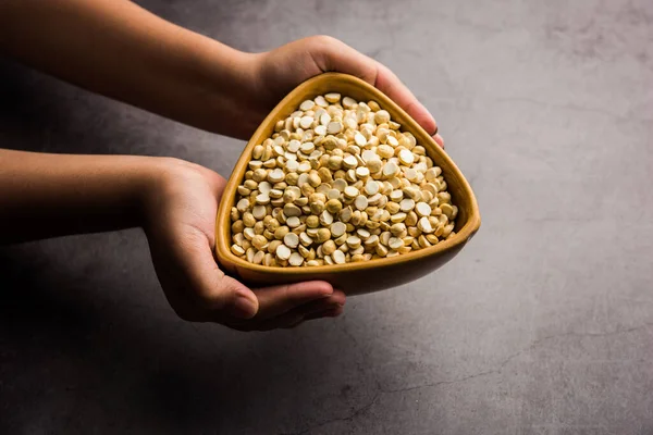 Kızarmış Split Nohut Daliya / Dalia veya Chana Dal, Hindistan 'da popüler sağlıklı bir yol kenarı atıştırmalığıdır.