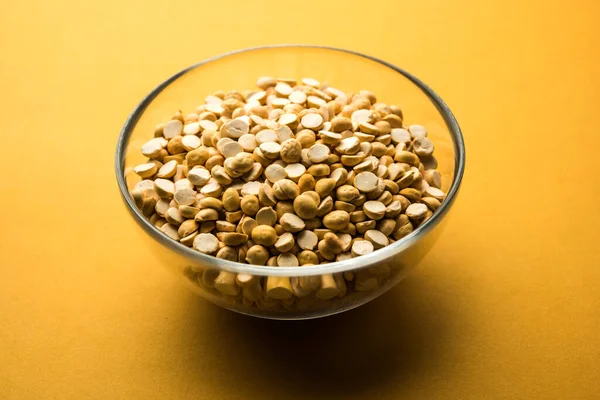 Kızarmış Split Nohut Daliya / Dalia veya Chana Dal, Hindistan 'da popüler sağlıklı bir yol kenarı atıştırmalığıdır.