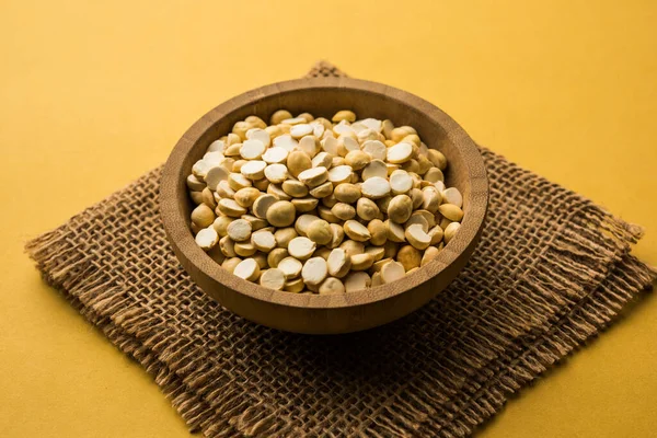 Kızarmış Split Nohut Daliya / Dalia veya Chana Dal, Hindistan 'da popüler sağlıklı bir yol kenarı atıştırmalığıdır.