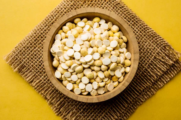 Kızarmış Split Nohut Daliya / Dalia veya Chana Dal, Hindistan 'da popüler sağlıklı bir yol kenarı atıştırmalığıdır.