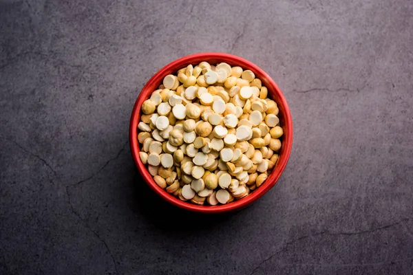 Kızarmış Split Nohut Daliya / Dalia veya Chana Dal, Hindistan 'da popüler sağlıklı bir yol kenarı atıştırmalığıdır.