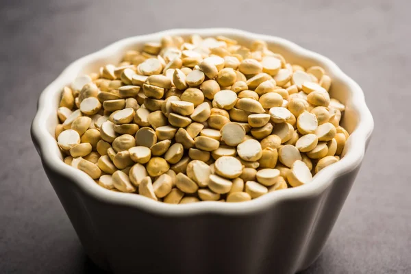 Kızarmış Split Nohut Daliya / Dalia veya Chana Dal, Hindistan 'da popüler sağlıklı bir yol kenarı atıştırmalığıdır.