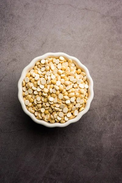 Kızarmış Split Nohut Daliya / Dalia veya Chana Dal, Hindistan 'da popüler sağlıklı bir yol kenarı atıştırmalığıdır.