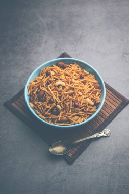 Aloo Chivda ya da Patates Chiwda Vrat 'ın Falahari Namkeen' i olarak da bilinir. Hindistan 'dan geleneksel oruç çerezi tarifi, kaju fıstığı ve bademle süslenmiş.