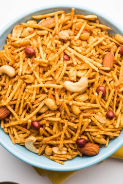 Aloo Chivda ya da Patates Chiwda Vrat 'ın Falahari Namkeen' i olarak da bilinir. Hindistan 'dan geleneksel oruç çerezi tarifi, kaju fıstığı ve bademle süslenmiş.