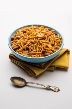 Aloo Chivda ya da Patates Chiwda Vrat 'ın Falahari Namkeen' i olarak da bilinir. Hindistan 'dan geleneksel oruç çerezi tarifi, kaju fıstığı ve bademle süslenmiş.