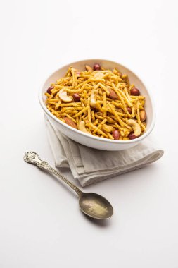 Aloo Chivda ya da Patates Chiwda Vrat 'ın Falahari Namkeen' i olarak da bilinir. Hindistan 'dan geleneksel oruç çerezi tarifi, kaju fıstığı ve bademle süslenmiş.