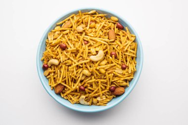 Aloo Chivda ya da Patates Chiwda Vrat 'ın Falahari Namkeen' i olarak da bilinir. Hindistan 'dan geleneksel oruç çerezi tarifi, kaju fıstığı ve bademle süslenmiş.