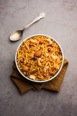 Aloo Chivda ya da Patates Chiwda Vrat 'ın Falahari Namkeen' i olarak da bilinir. Hindistan 'dan geleneksel oruç çerezi tarifi, kaju fıstığı ve bademle süslenmiş.