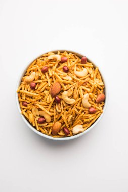 Aloo Chivda ya da Patates Chiwda Vrat 'ın Falahari Namkeen' i olarak da bilinir. Hindistan 'dan geleneksel oruç çerezi tarifi, kaju fıstığı ve bademle süslenmiş.