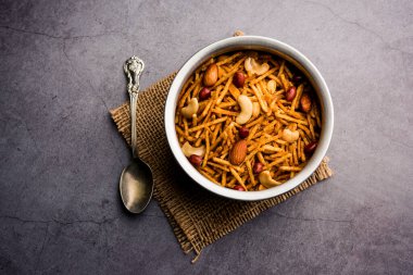 Aloo Chivda ya da Patates Chiwda Vrat 'ın Falahari Namkeen' i olarak da bilinir. Hindistan 'dan geleneksel oruç çerezi tarifi, kaju fıstığı ve bademle süslenmiş.