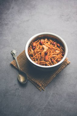 Aloo Chivda ya da Patates Chiwda Vrat 'ın Falahari Namkeen' i olarak da bilinir. Hindistan 'dan geleneksel oruç çerezi tarifi, kaju fıstığı ve bademle süslenmiş.