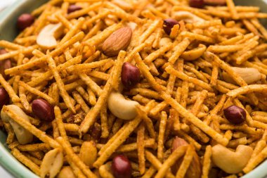 Aloo Chivda ya da Patates Chiwda Vrat 'ın Falahari Namkeen' i olarak da bilinir. Hindistan 'dan geleneksel oruç çerezi tarifi, kaju fıstığı ve bademle süslenmiş.