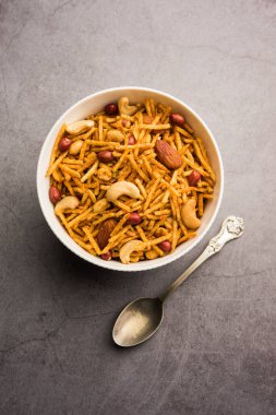 Aloo Chivda ya da Patates Chiwda Vrat 'ın Falahari Namkeen' i olarak da bilinir. Hindistan 'dan geleneksel oruç çerezi tarifi, kaju fıstığı ve bademle süslenmiş.