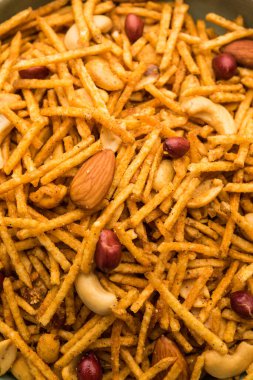 Aloo Chivda ya da Patates Chiwda Vrat 'ın Falahari Namkeen' i olarak da bilinir. Hindistan 'dan geleneksel oruç çerezi tarifi, kaju fıstığı ve bademle süslenmiş.