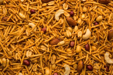 Aloo Chivda ya da Patates Chiwda Vrat 'ın Falahari Namkeen' i olarak da bilinir. Hindistan 'dan geleneksel oruç çerezi tarifi, kaju fıstığı ve bademle süslenmiş.