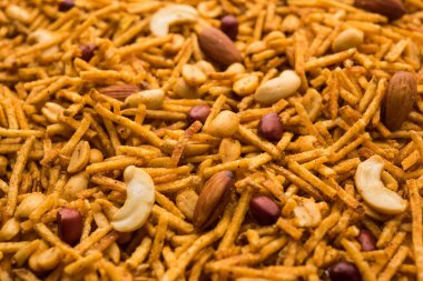 Aloo Chivda ya da Patates Chiwda Vrat 'ın Falahari Namkeen' i olarak da bilinir. Hindistan 'dan geleneksel oruç çerezi tarifi, kaju fıstığı ve bademle süslenmiş.