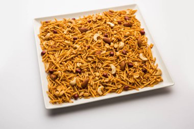 Aloo Chivda ya da Patates Chiwda Vrat 'ın Falahari Namkeen' i olarak da bilinir. Hindistan 'dan geleneksel oruç çerezi tarifi, kaju fıstığı ve bademle süslenmiş.