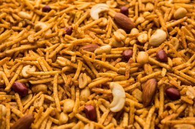 Aloo Chivda ya da Patates Chiwda Vrat 'ın Falahari Namkeen' i olarak da bilinir. Hindistan 'dan geleneksel oruç çerezi tarifi, kaju fıstığı ve bademle süslenmiş.