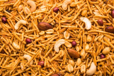 Aloo Chivda ya da Patates Chiwda Vrat 'ın Falahari Namkeen' i olarak da bilinir. Hindistan 'dan geleneksel oruç çerezi tarifi, kaju fıstığı ve bademle süslenmiş.