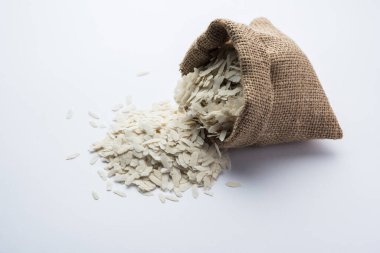 Çiğ pirinç ya da ince pirinç gevreği Namkeen Chivda atıştırmalıkları için ya da Hint kahvaltısı için Aloo Poha, bir kase içinde servis edilir.