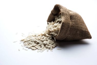 Çiğ pirinç ya da ince pirinç gevreği Namkeen Chivda atıştırmalıkları için ya da Hint kahvaltısı için Aloo Poha, bir kase içinde servis edilir.