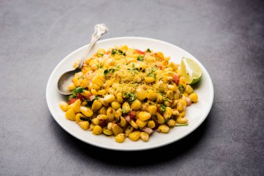 Indian Sweet Corn Chat ya da Chat aperatif tarifi yapmak kolaydır. Tabak ya da kasede servis edilir. Seçici odak