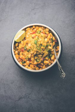 Indian Sweet Corn Chat ya da Chat aperatif tarifi yapmak kolaydır. Tabak ya da kasede servis edilir. Seçici odak